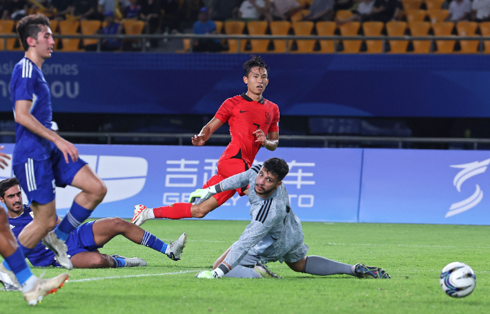 한국과 쿠웨이트의 경기에서 정우영이 쿠웨이트 수비진을 뚫고 골을 성공시키고 있다. 연합뉴스