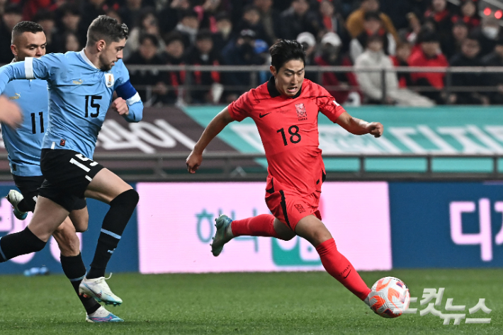 이강인이 28일 저녁 서울 마포구 서울월드컵경기장에서 열린 대한민국 대 우루과이 축구국가대표팀 친선경기에서 돌파를 시도하고 있다. 류영주 기자