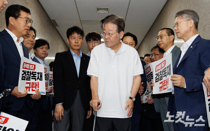 단식 투쟁 16일차인 이재명 더불어민주당 대표가 15일 오전 서울 여의도 국회에서 당대표실로 향하며 피켓 농성을 하는 동료 의원들을 바라보고 있다. 윤창원 기자