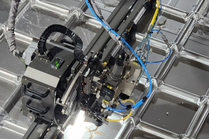 삼성중공업이 업계 최초로 개발한 멤브레인 레이저 고속 용접 로봇의 모습. 삼성중공업 제공