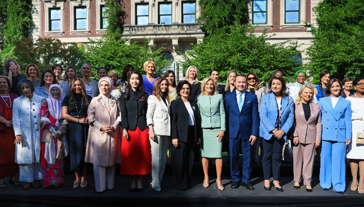 제78차 유엔 총회 참석차 미국을 방문한 윤석열 대통령의 배우자 김건희 여사가 20일(현지시간) 뉴욕 쿠퍼 휴잇 스미스소니언 디자인박물관에서 열린 미국 영부인 주최 리셉션에서 질 바이든 여사 등 각국 정상 배우자들과 기념 촬영을 하고 있다. 연합뉴스