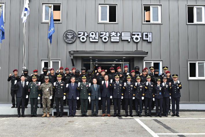 강원경찰청 경찰특공대는 21일 춘천시 신북읍에 위치한 경찰특공대 임시 청사에서 창설식을 갖고 공식 출범했다. 강원경찰청 제공.