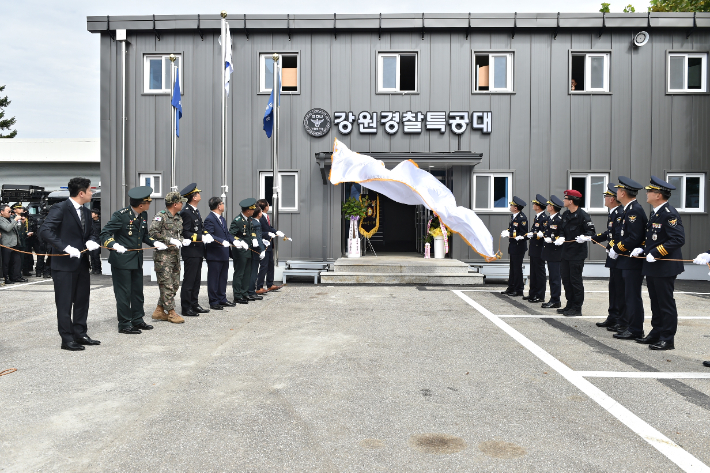 강원경찰청 경찰특공대는 21일 강원 춘천시 신북읍에 위치한 경찰특공대 임시 청사에서 창설식을 갖고 공식 출범했다. 강원경찰청 제공.