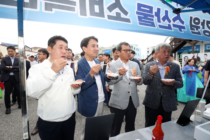 김진태 강원특별자치도지사는 21일 동해안 최대 어시장인 강릉 주문진 수산시장을 찾아 수산물 소비 촉진 캠페인을 펼쳤다. 강원도 제공