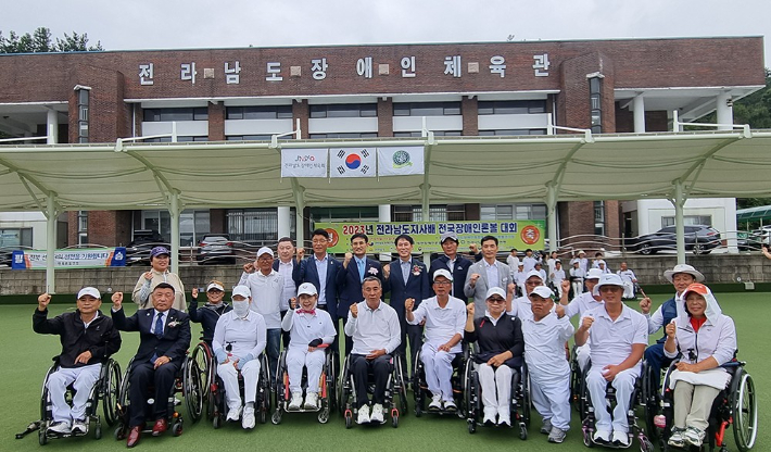 지난 20일 전남도장애인종합복지관 내 론볼 경기장에서 열린 '2023 전남도지사배 전국 장애인 론볼대회' 개회식에서 참석자들이 기념촬영을 하고 있다. 전남도장애인체육회 제공