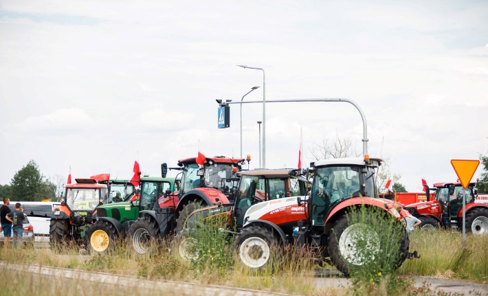 지난 6월 폴란드 동부 도로후스크 지역의 농민들이 트랙터로 길을 막고 우크라이나산 농작물 수입에 반대하는 시위를 하는 모습. 연합뉴스