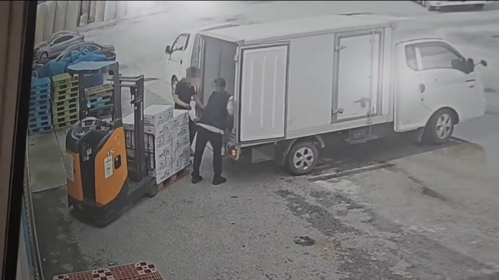 '탕치기' 일당이 충북 음성에 차린 물류회사에서 납품받은 농수산물을 나르고 있는 모습. 충북경찰청 제공