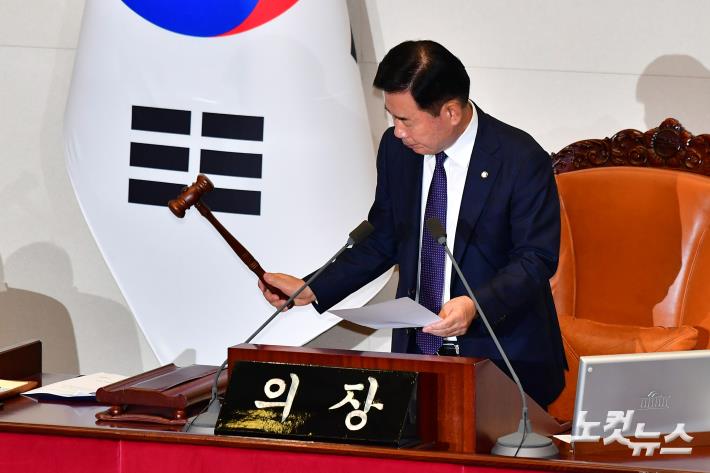 21일 오후 서울 여의도 국회에서 열린 제410회 국회(정기회) 제8차 본회의에서 