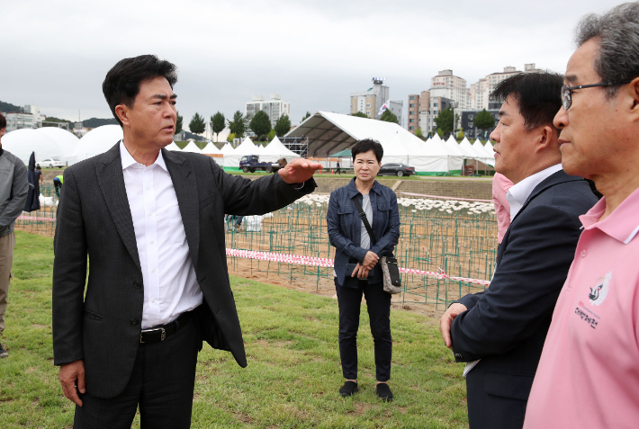 김태흠 충남지사가 21일 2023 대백제전 개막식이 열리는 공주 금강신관공원을 찾아 준비 상황을 점검하고 있다. 충남도 제공 