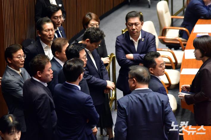 굳은 표정의 더불어민주당 의원들