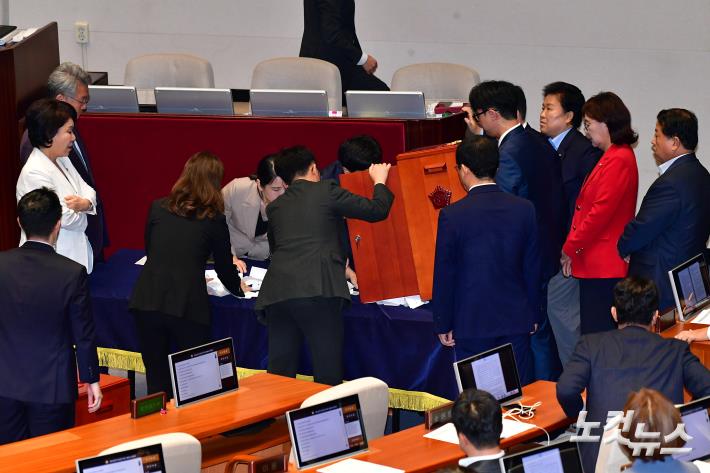 개표되는 체포동의안 투표함