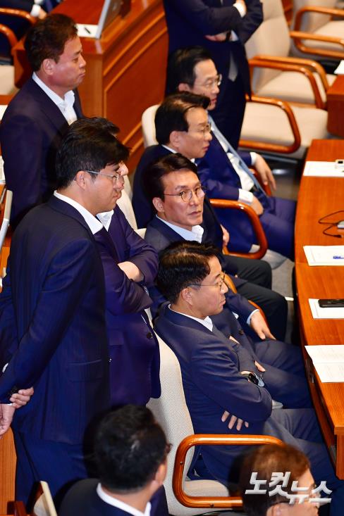 개표 과정 지켜보는 민주당 의원들