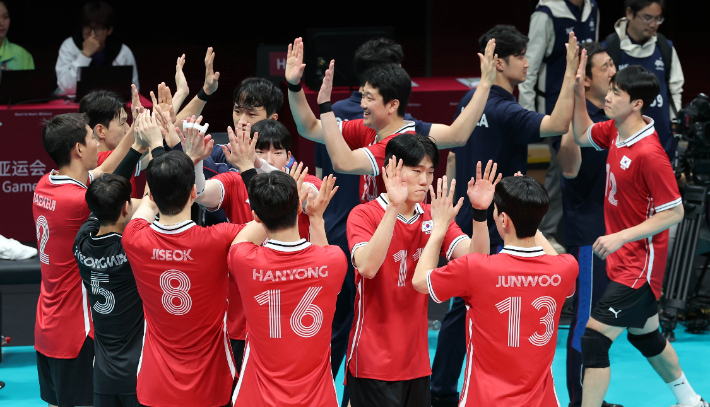 21일 중국 항저우 린핑 스포트센터에서 열린 2022 항저우 아시안게임 남자배구 C조 조별리그 2차전 대한민국과 캄보디아의 경기에서 한국 선수들이 3-0으로 이기고 기뻐하고 있다. 연합뉴스