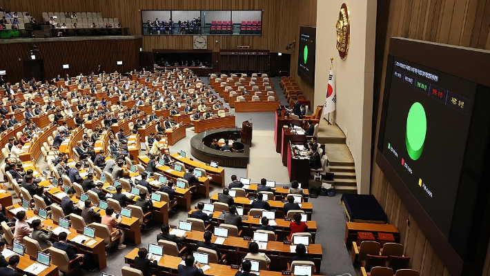 21일 국회에서 열린 본회의에서 교원의 지위 향상 및 교육활동 보호를 위한 특별법 일부개정법률안이 통과되고 있다. 연합뉴스