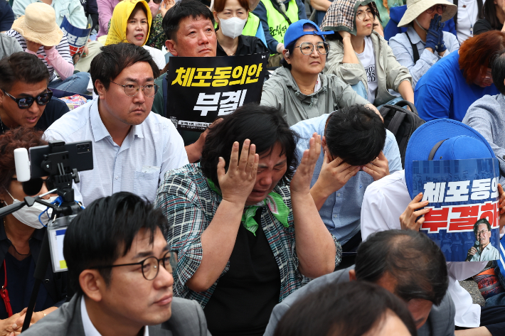 더불어민주당 이재명 대표 체포동의안이 가결된 21일 오후 서울 영등포구 국회 앞에서 이 대표 지지자들이 눈물을 흘리고 있다. 연합뉴스