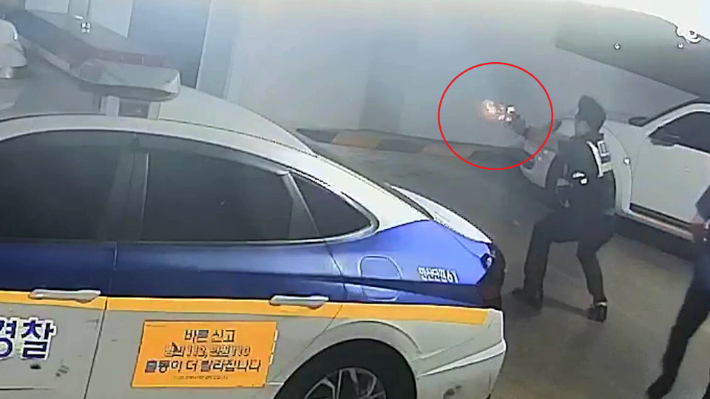 음주운전 도주차량에 실탄 발사하는 경찰. 경기남부경찰청 제공