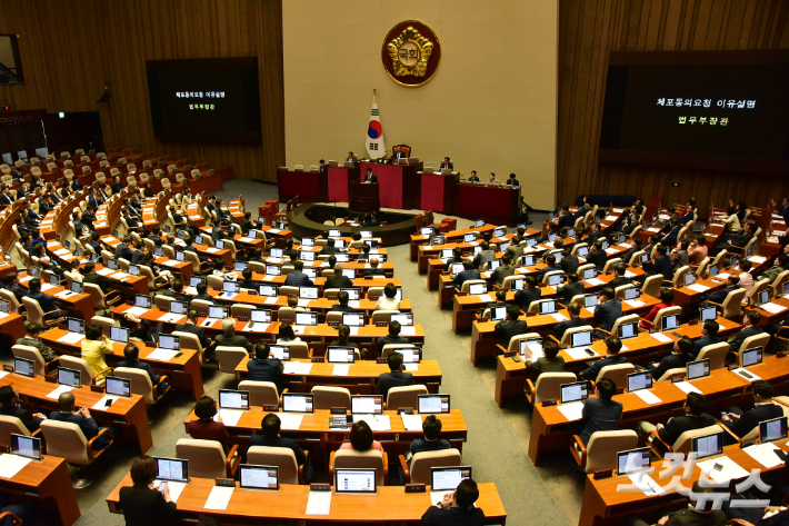 한동훈 법무부 장관이 21일 오후 서울 여의도 국회에서 열린 제410회 국회(정기회) 제8차 본회의에서 '국회의원(이재명) 체포동의안'에 대한 체포동의요청 이유설명을 하고 있다. 윤창원 기자