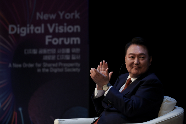 윤석열 대통령이 21일(현지시간) 뉴욕대학교에서 열린 '뉴욕 디지털 비전 포럼'에서 박수치고 있다. 연합뉴스 