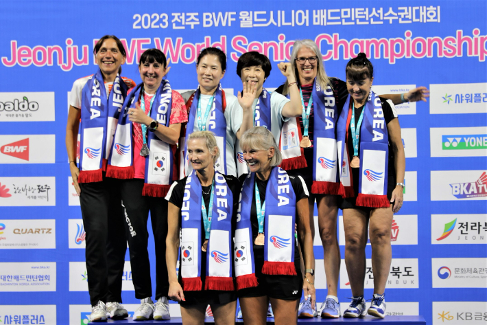 17일 '2023 세계배드민턴연맹(BWF) 세계시니어선수권대회' 여자 복식 결승에서 정상에 오른 정소영(오른쪽 세 번째부터), 정길순이 시상식에서 환하게 웃고 있다. 대한배드민턴협회