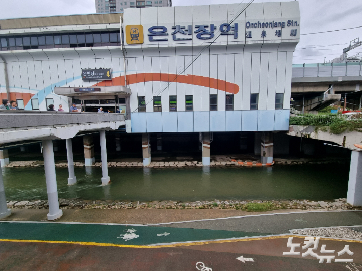 지난 20일 실종 사고가 발생한 부산도시철도 1호선 온천장역 인근 온천천. 김혜민 기자