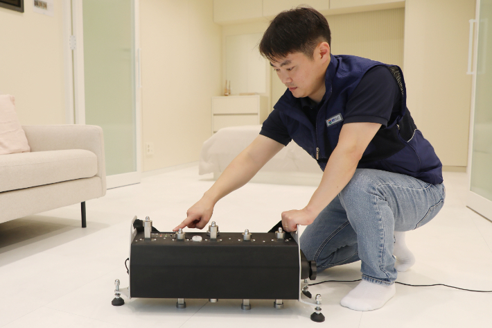 GS건설 관계자가 경기도 용인에 위치한 GS건설 용인기술연구소에서 태핑 머신(Tapping Machine)을 이용해 경량 바닥충격음을 측정하고 있다. GS건설 제공