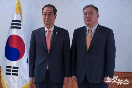 이진석 위원과 기념 촬영하는 한덕수 국무총리