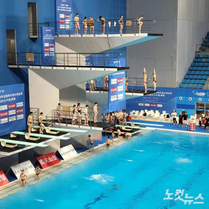 친환경 기술이 적용된 수중 스포츠 경기장에서 중국 15세 이하 다이빙 국가대표 선수들이 훈련하고 있다. 항저우 = 임진수 베이징 특파원