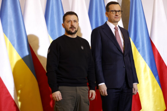 마테우시 모라비에츠키(오른쪽) 폴란드 총리가 지난 4월 5일(현지시간) 바르샤바를 찾아온 볼로디미르 젤렌스키 우크라이나 대통령과 기념촬영을 하고 있다. 연합뉴스