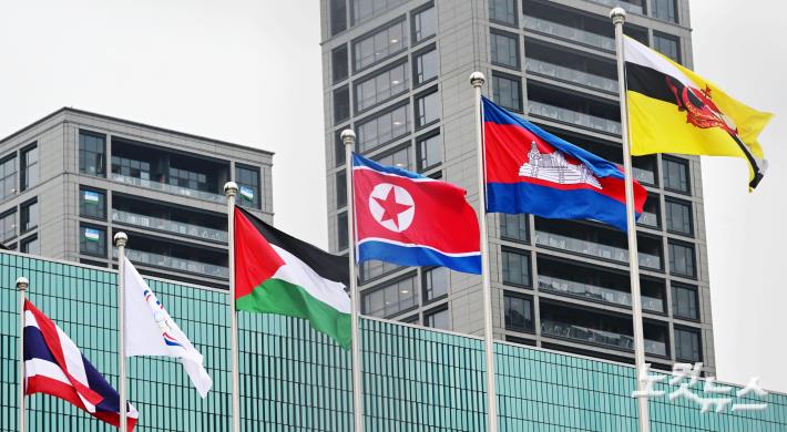 선수촌에 게양된 인공기