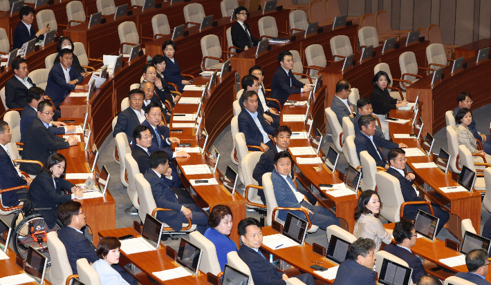 21일 국회 본회의에서 더불어민주당 의원들이 이재명 대표 체포동의안 가결 후 소란한 방청석을 바라보고 있다. 연합뉴스