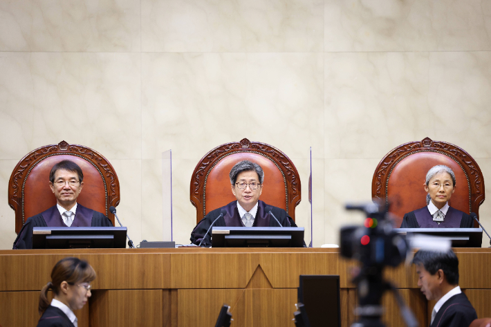 김명수 대법원장과 대법관들이 21일 오후 서울 서초구 대법원 대법정에서 열린 전원합의체 선고를 위해 자리에 앉아있다. 대법원 제공