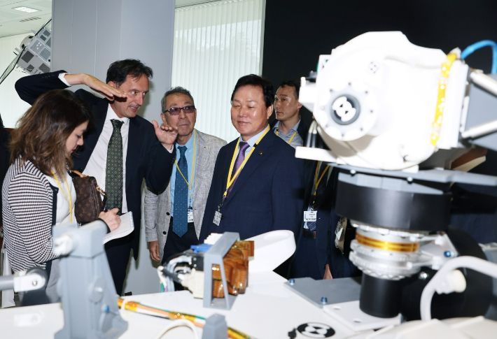 지난 6월 프랑스 툴루즈 우주센터를 방문한 경남대표단. 경남도청 제공