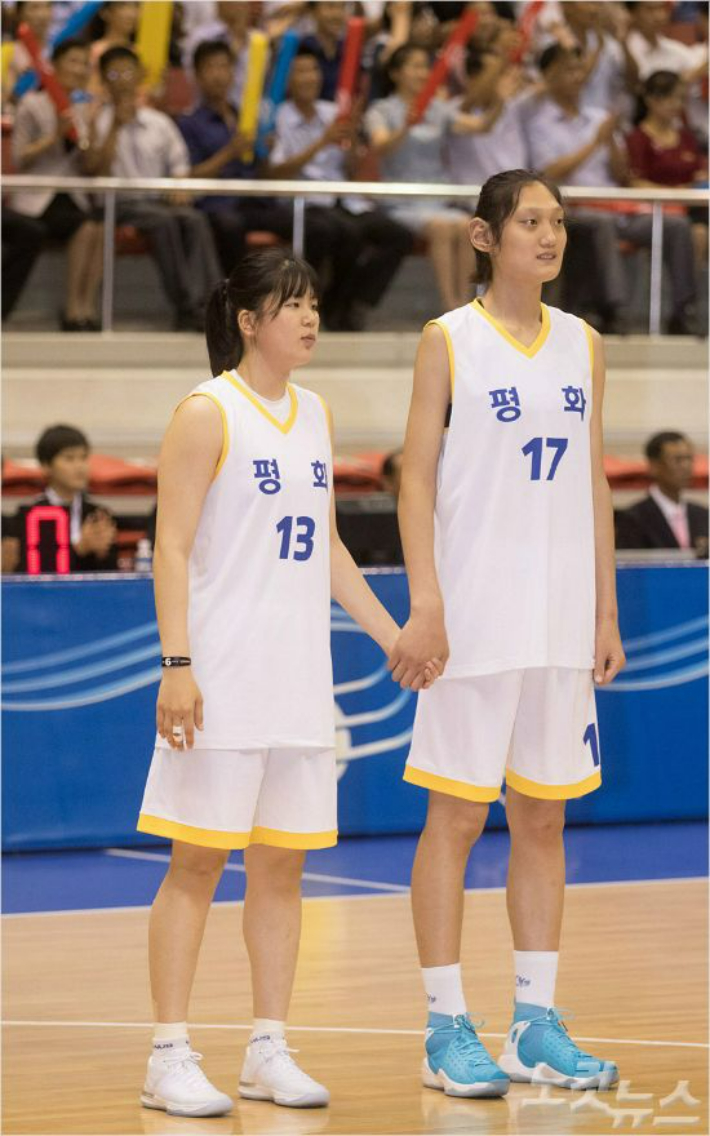 아시안게임에 참가하는 북한 여자농구 박진아(오른쪽). 평양 사진공동취재단