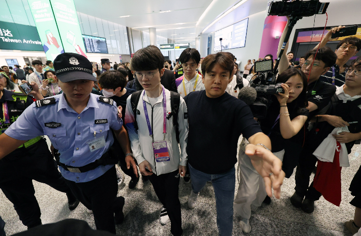 중국 항저우 샤오산 국제공항을 빠져가나는 이상혁. 연합뉴스