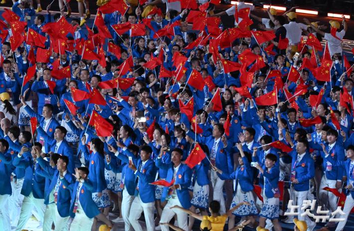 개최국 중국 선수단 입장