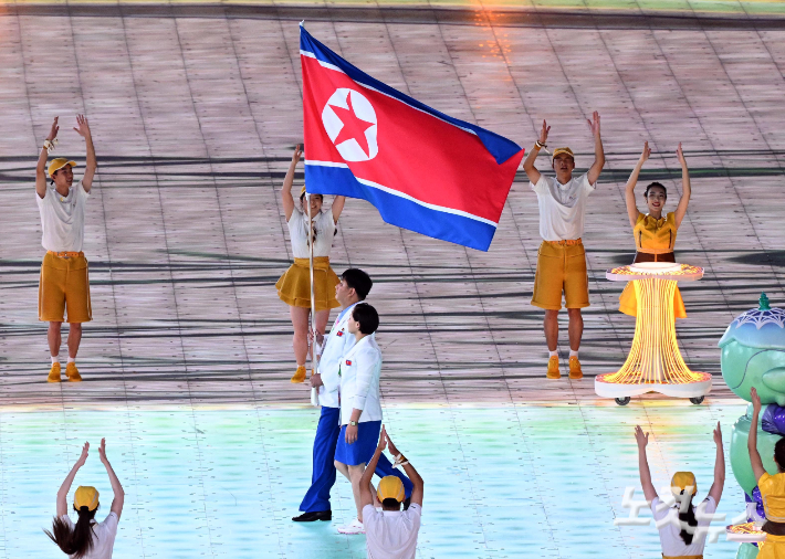 23일 오후 중국 항저우 올림픽 스포츠센터 스타디움에서 열린 '2022 항저우 아시안게임' 개막식에 북한 선수단이 입장하고 있다. 항저우(중국)=황진환 기자