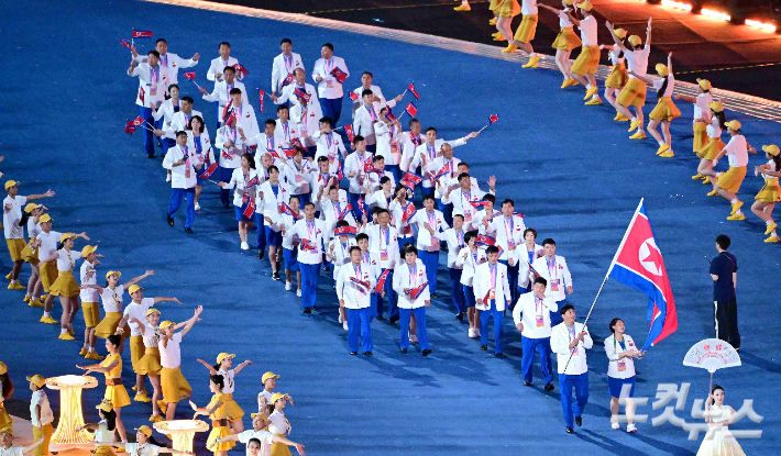 23일 오후 중국 항저우 올림픽 스포츠센터 스타디움에 열린 '2022 항저우 아시안게임' 개막식에 북한 선수단이 입장하고 있다. 항저우(중국)=황진환 기자