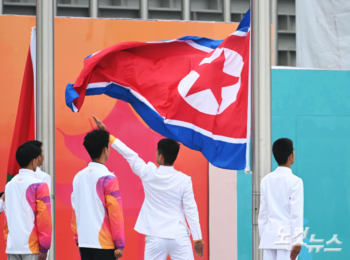 22일 중국 항저우아시안게임 선수촌에서 열린 북한 선수단 입촌식 행사에서 인공기가 게양되고 있다. 항저우(중국)=황진환 기자