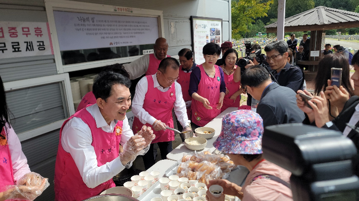 대전현충원에서 국수봉사를 하는 박민식 국가보훈부 장관(맨 왼쪽). (사)지방시대연구소 제공