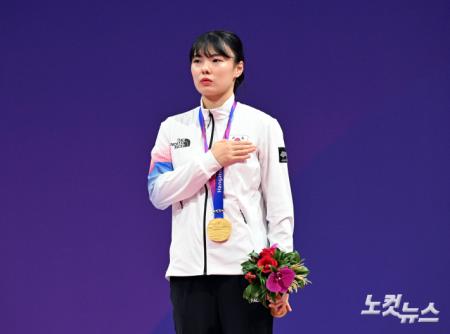 국기에 대한 경례하는 차예은