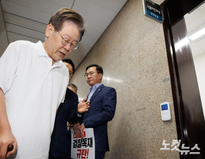 더불어민주당 이재명 대표가 지난 15일 오전 서울 여의도 국회에서 당대표실로 향하고 있다. 윤창원 기자