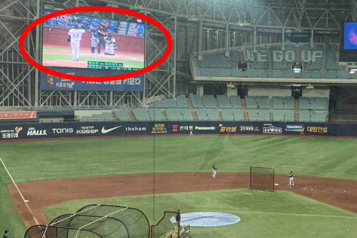 한국 야구 대표팀의 훈련이 한창인 지난 24일 고척스카이돔 전광판에 대만 투수 천보위의 영상이 나오고 있다. 이우섭 기자