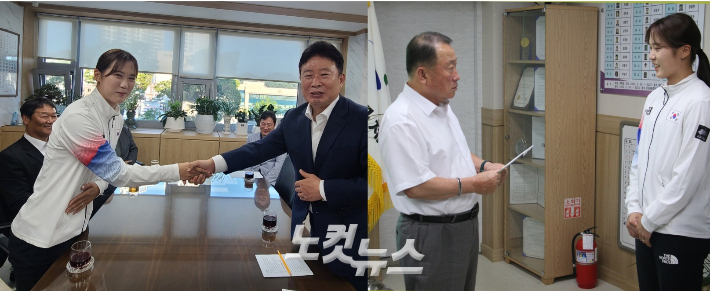 지난 21일 가평군청 군수실에서 열린  김다은 선수 응원 자리에서 서태원 군수가  김 선수와 응원의 악수를 하고있다. 사진 오른쪽은 지영기 가평군체육회장의 격려 메시지 전달 모습. 동규기자