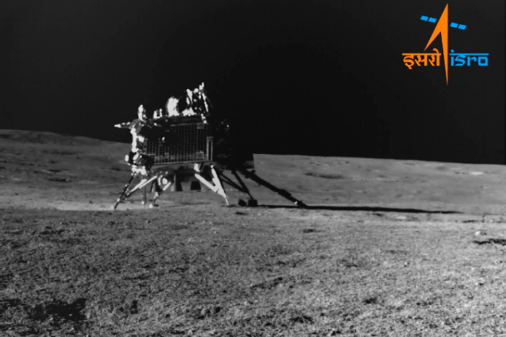 지난 9월 30일 달 남극 표면에 있는 찬드라얀 3호의 착륙선 '비크람'이 탐사로봇 '프라기안'에 탑재된 카메라에 찍힌 모습. 인도우주연구기구(ISRO)