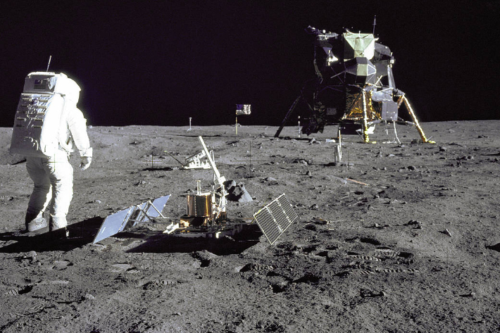 아폴로11호의 닐 암스트롱이 달 표면에서 동료 버즈 올드린과 착륙선을 촬영한 이미지. NASA