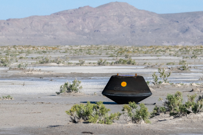 지난달 25일 오시리스렉스의 샘플 캡슐이 무사히 지구 귀환에 성공해 미국 국방부 유타 시험 훈련장 사막에 착륙한 모습. NASA/Keegan Barber