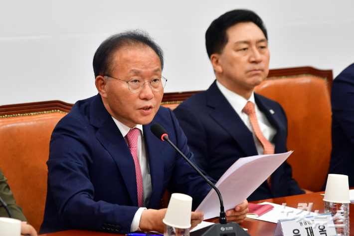 국민의힘 윤재옥 원내대표가 25일 서울 여의도 국회에서 열린 최고위원회의에서 발언을 하고 있다. 윤창원 기자