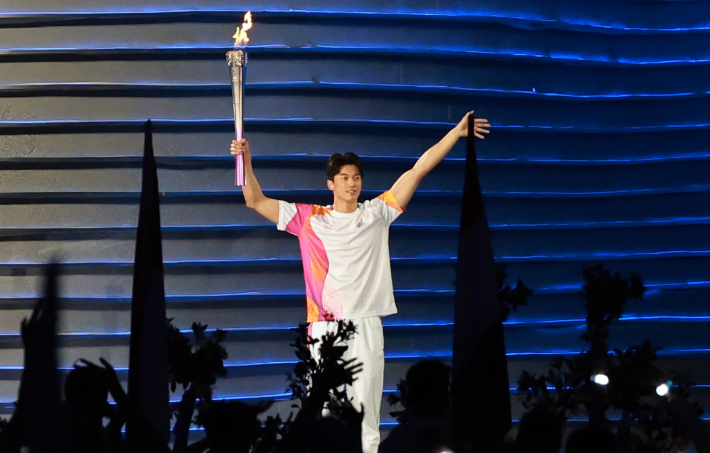 지난 23일 오후 중국 항저우 올림픽 스포츠센터 스타디움에서 열린 2022 항저우 아시안게임 개회식에서 왕순이 성화를 점화하기 앞서 인사하고 있다. 연합뉴스