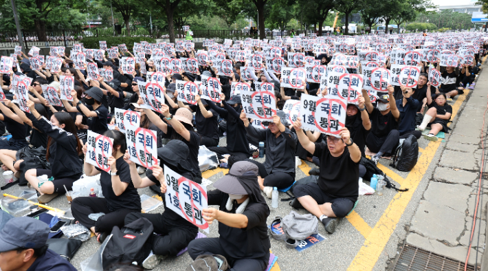 공교육 회복을 위한 국회 입법 촉구 집회에서 교사와 참가자들이 구호를 외치고 있다. 연합뉴스