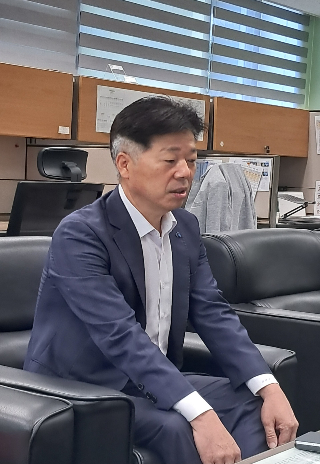 최형재 민주당 정책위원회 부의장이 25일 전북도의회 기자간담회에서 활동계획에 대해 밝히고 있다. 최명국 기자